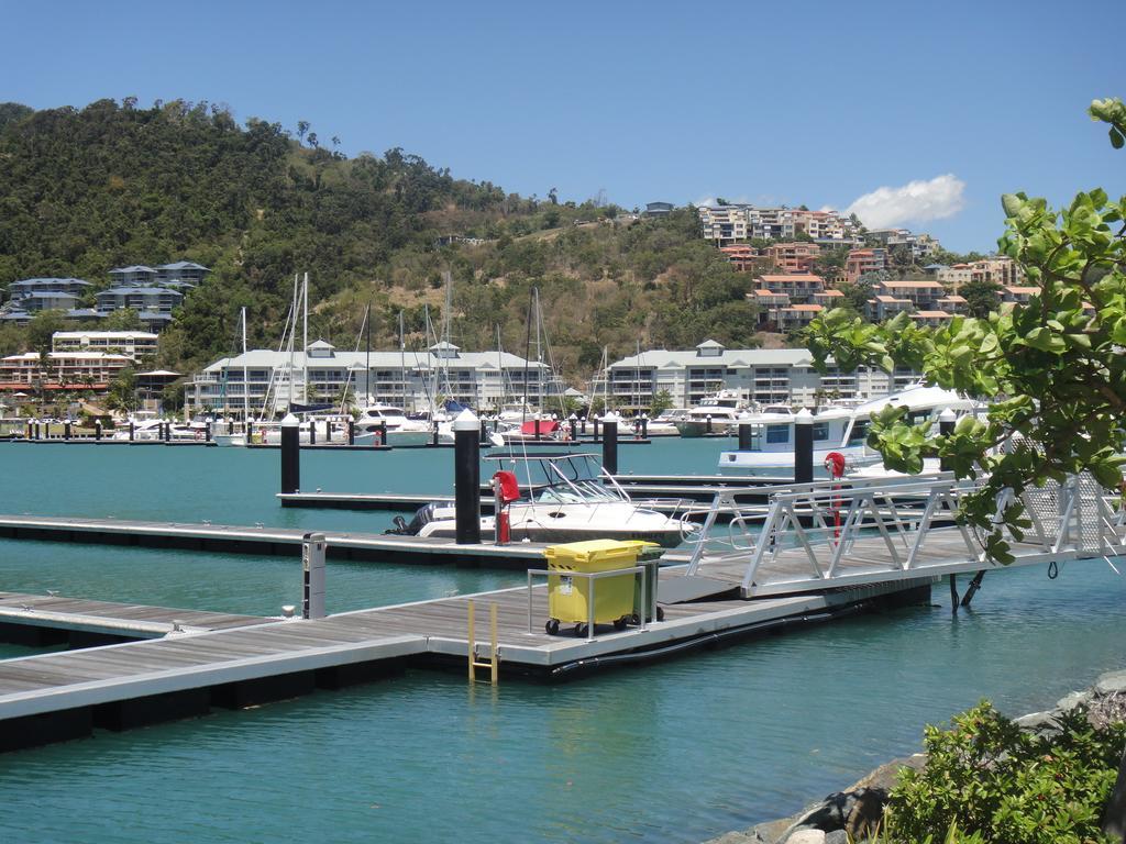 Ferienwohnung Boathouse Port Of Airlie Airlie Beach Zimmer foto