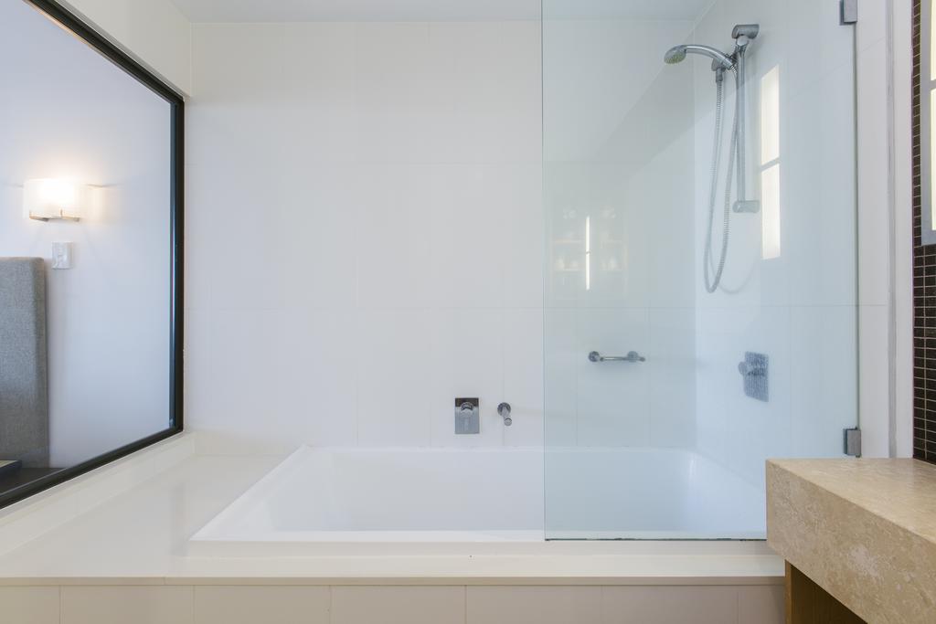 Ferienwohnung Boathouse Port Of Airlie Airlie Beach Zimmer foto