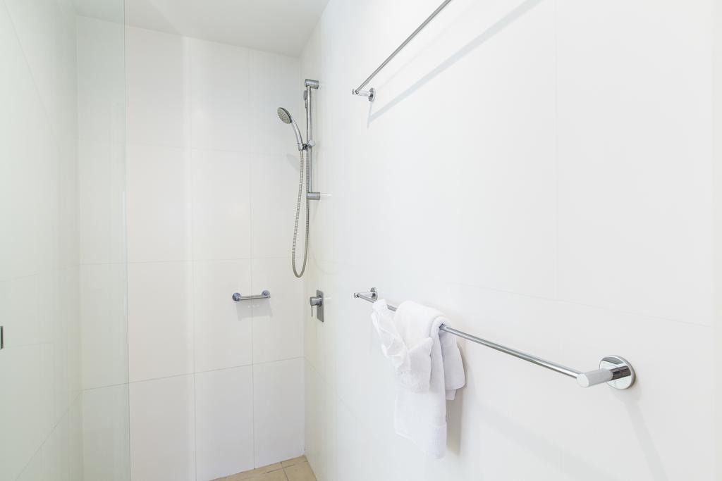 Ferienwohnung Boathouse Port Of Airlie Airlie Beach Zimmer foto