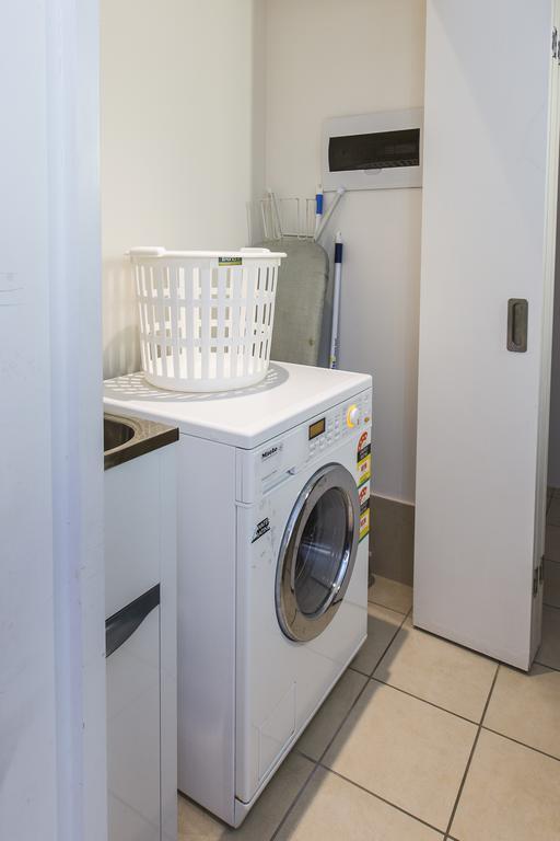 Ferienwohnung Boathouse Port Of Airlie Airlie Beach Zimmer foto