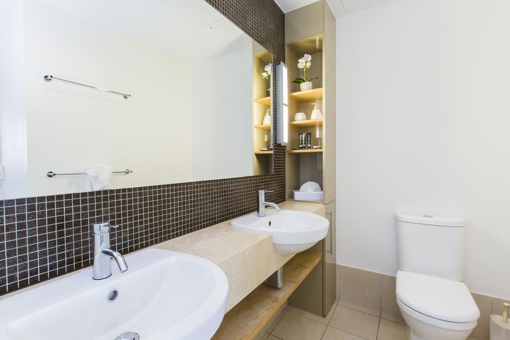 Ferienwohnung Boathouse Port Of Airlie Airlie Beach Zimmer foto